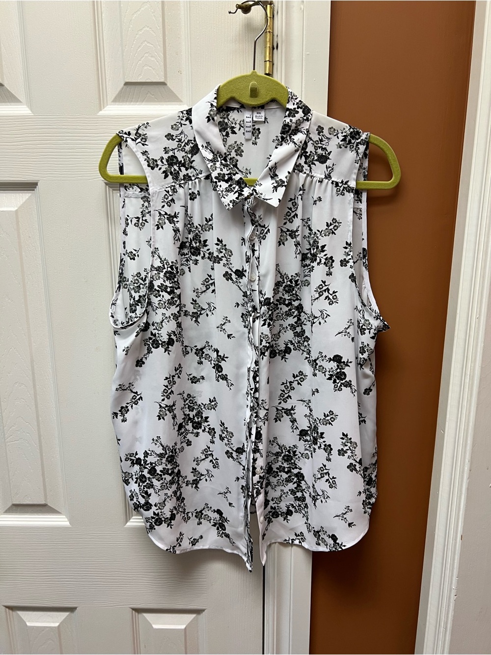 Elle White and Black Floral Sleeveless Blouse